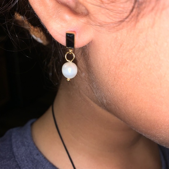 Black Baquette Pearl Drop stud earrings - Picture 6 of 7